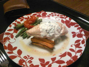 Chicken with asparagus and sweet potato chips
